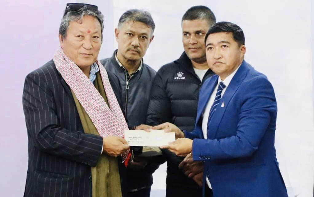 राखेपका सदस्यसचिव टंकलाल घिसिङबाट नेपाल कराते महासंघका नवनियुक्त अध्यक्ष युवराज लामालाई  पत्र  हस्तान्तरण गरिदैं । 